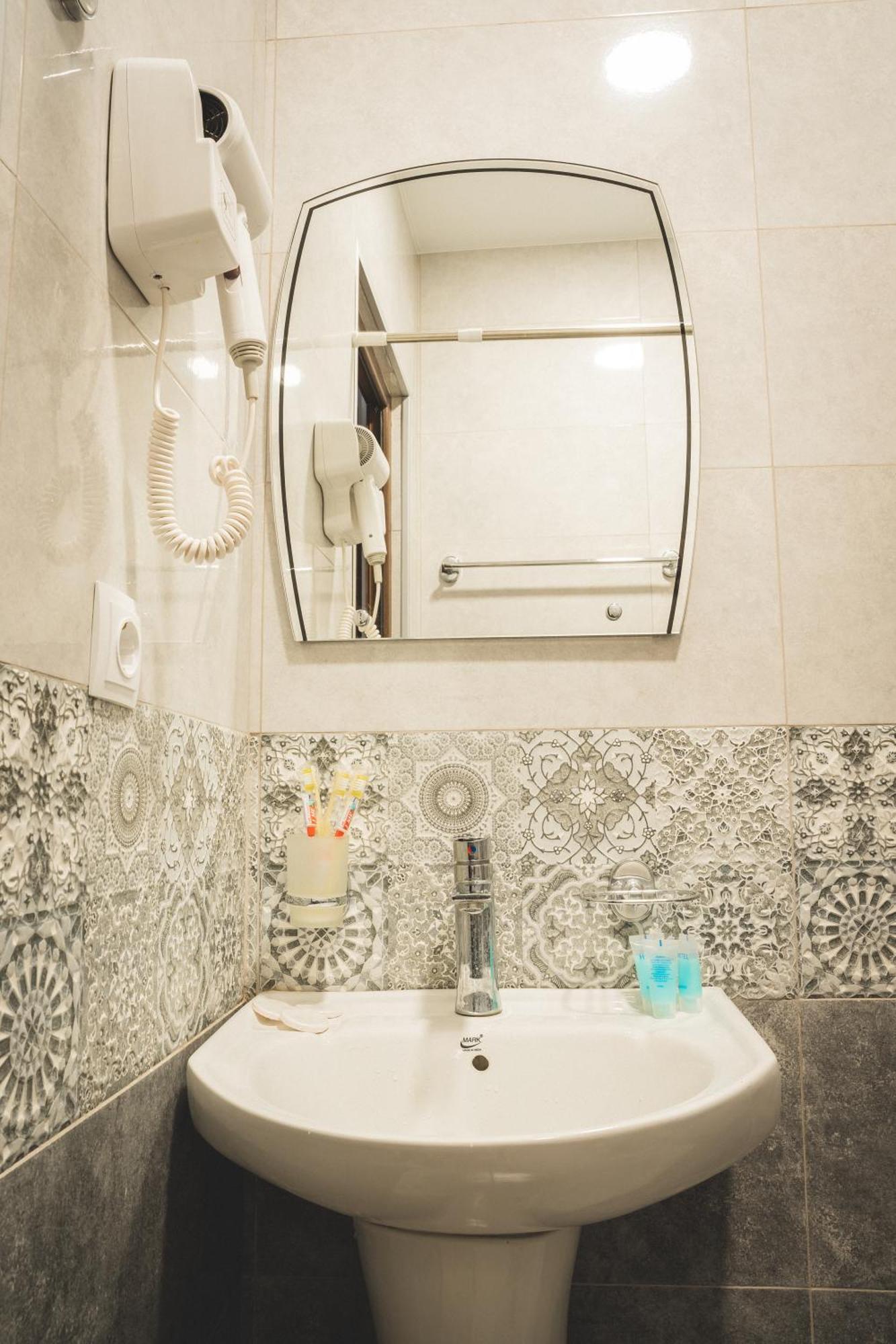 Hh Hotel Тбилиси Экстерьер фото